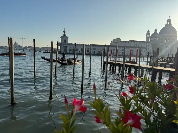 Photo des canaux de Venise avec une gondole