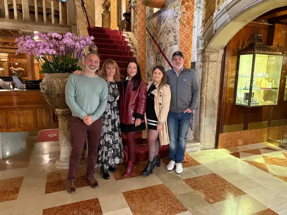 Phto de l'équipe dynaxis dans le hall d'un hotel