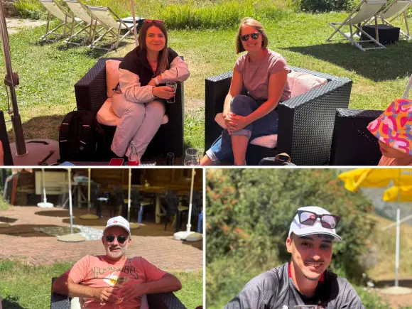 Photo de quattre collaborateurs sur une térace