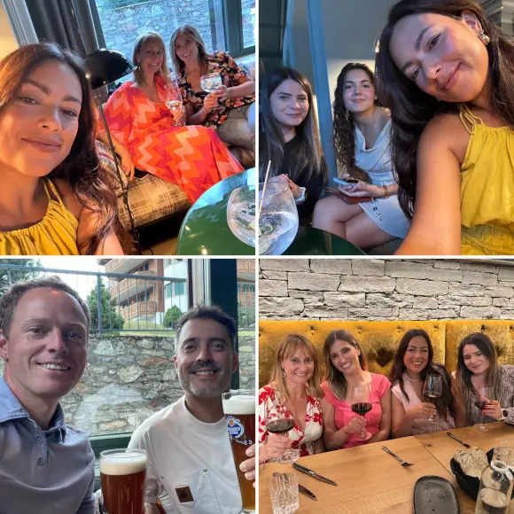 Photo de toute l'équipe au bar