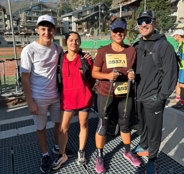 Photo de quatre collaborateurs avant le départ